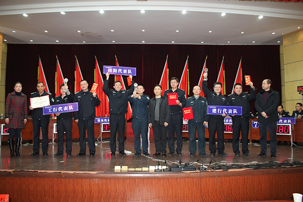 搶答賽獲獎代表隊(duì)與公司領(lǐng)導(dǎo)合影